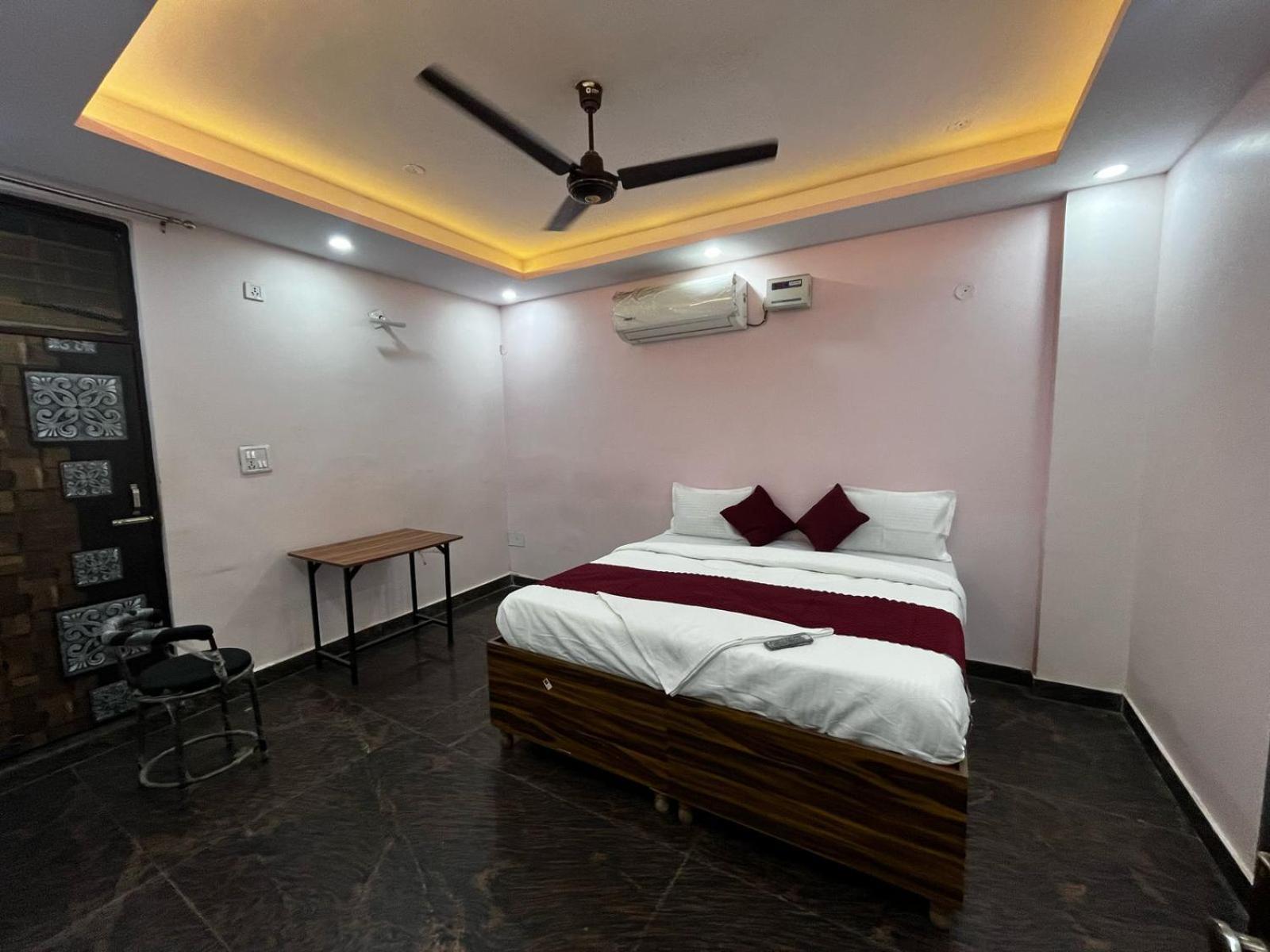 The Tree House Hotel New Delhi Exterior photo